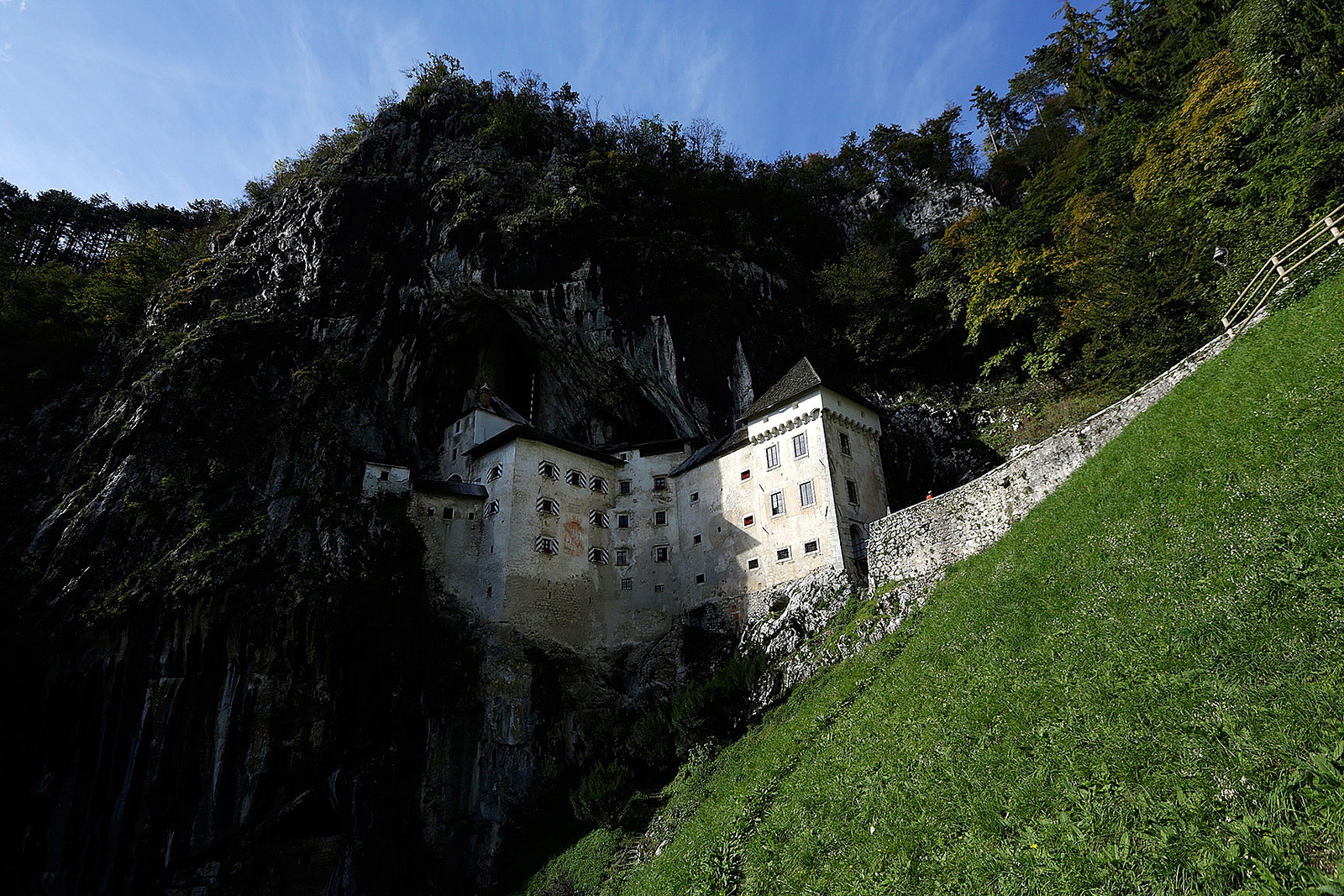 Via Dinarica: Predjama Castle