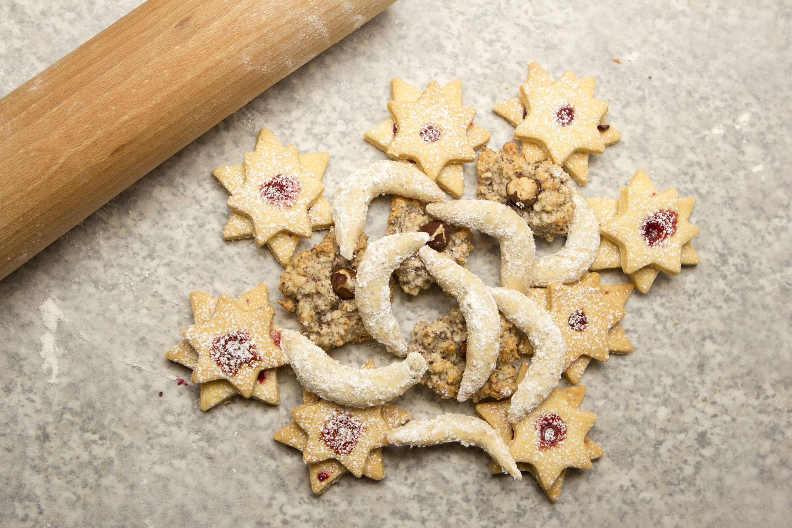 christmas-cakes-with-rolling-pin