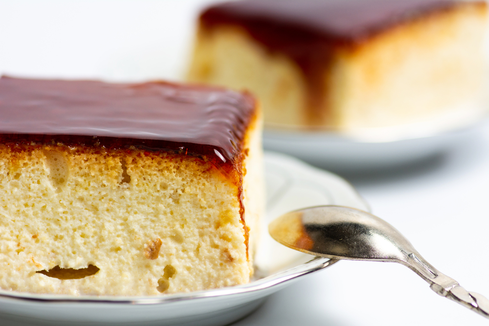 Sponge cake with milk and caramel topping