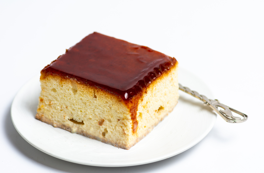Sponge cake with milk and caramel topping